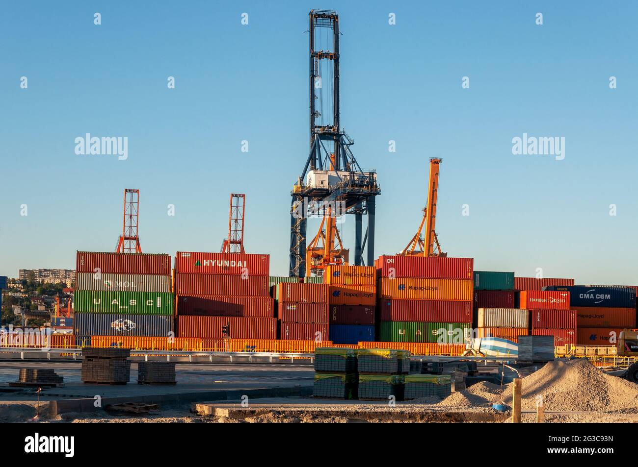 Container und Krane im Hafen von Gdynia in Polen Stockfoto