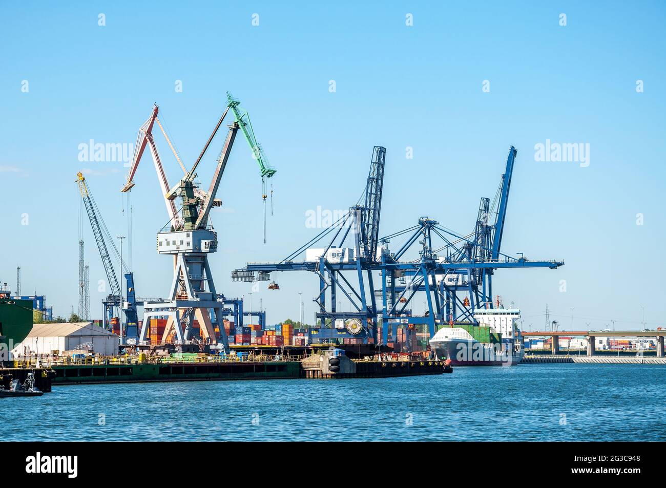 Hafen in Gdynia, Polen. Gesamtansicht mit Hafenkranen, Gebäuden und Docks Stockfoto