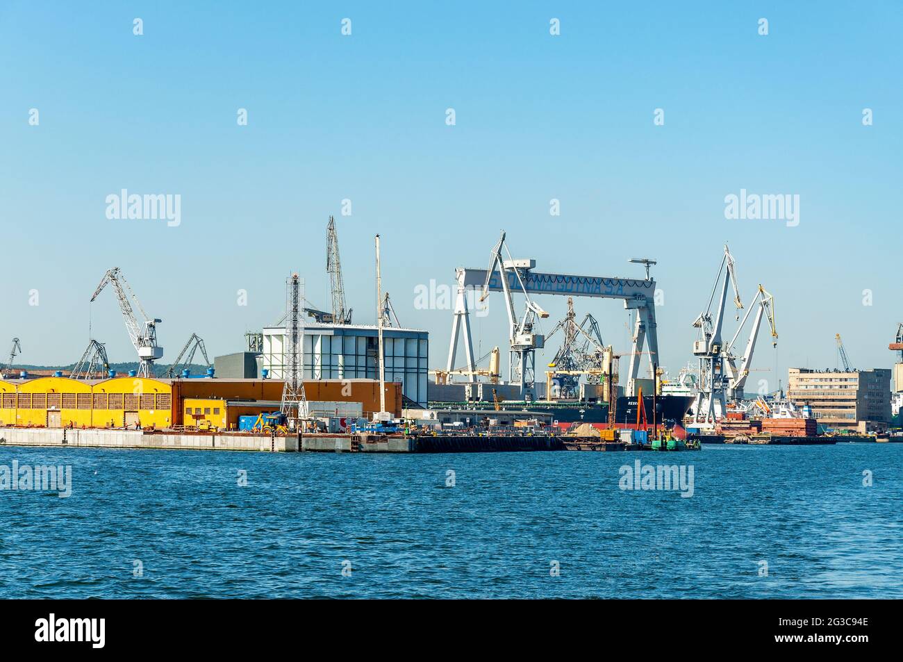 Hafen in Gdynia, Polen. Gesamtansicht mit Hafenkranen, Gebäuden und Docks Stockfoto