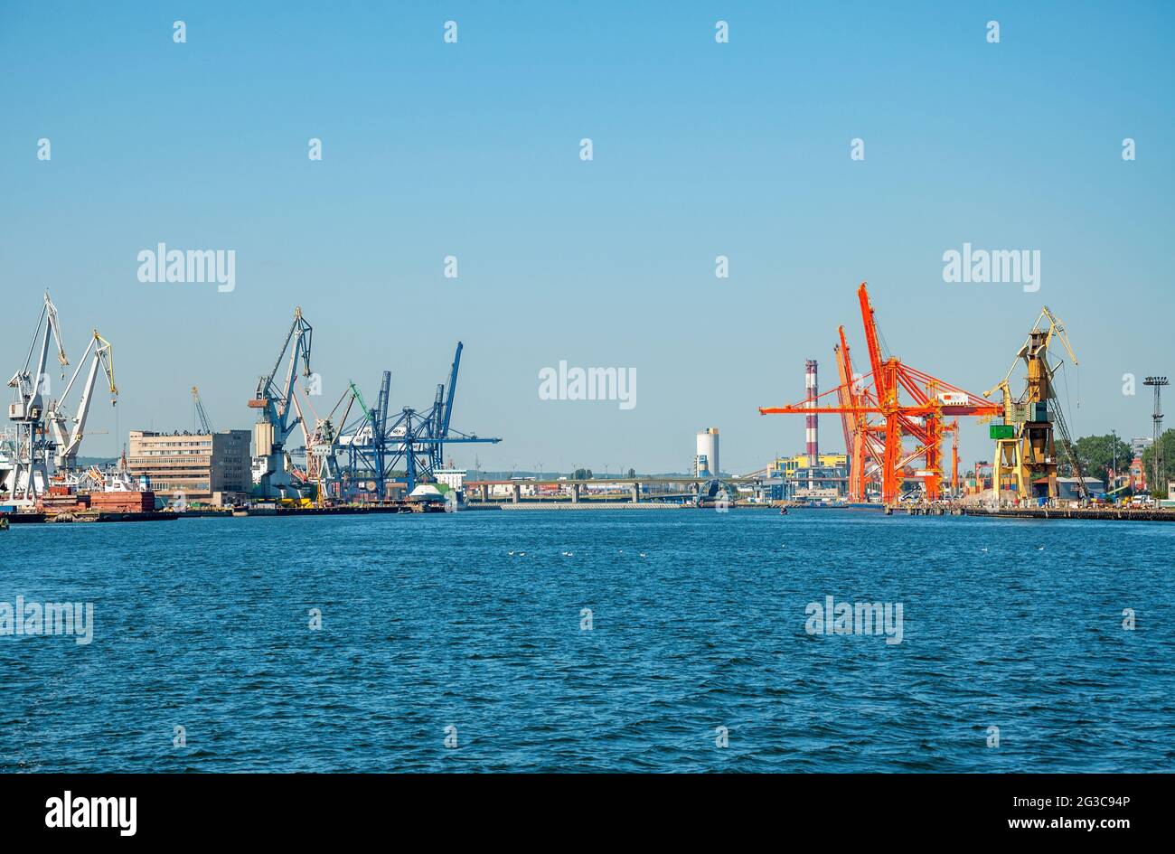 Hafen in Gdynia, Polen. Gesamtansicht mit Hafenkranen, Gebäuden und Docks Stockfoto