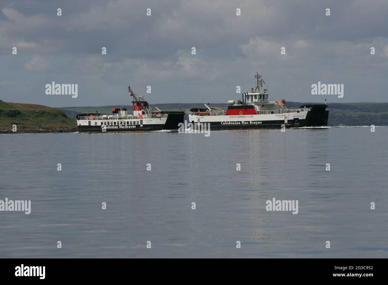 Caledonian MacBrayne, in der Regel kurz CalMac, ist der größte Betreiber von Passagier- und Fahrzeugfähren sowie Fährverbindungen zwischen dem schottischen Festland und 22 der wichtigsten Inseln an der Westküste Schottlands. MV Ridston und MV Alain fahren auf der Isla of Cumbrae & Largs in North Ayrshire, Schottland, aneinander vorbei Stockfoto