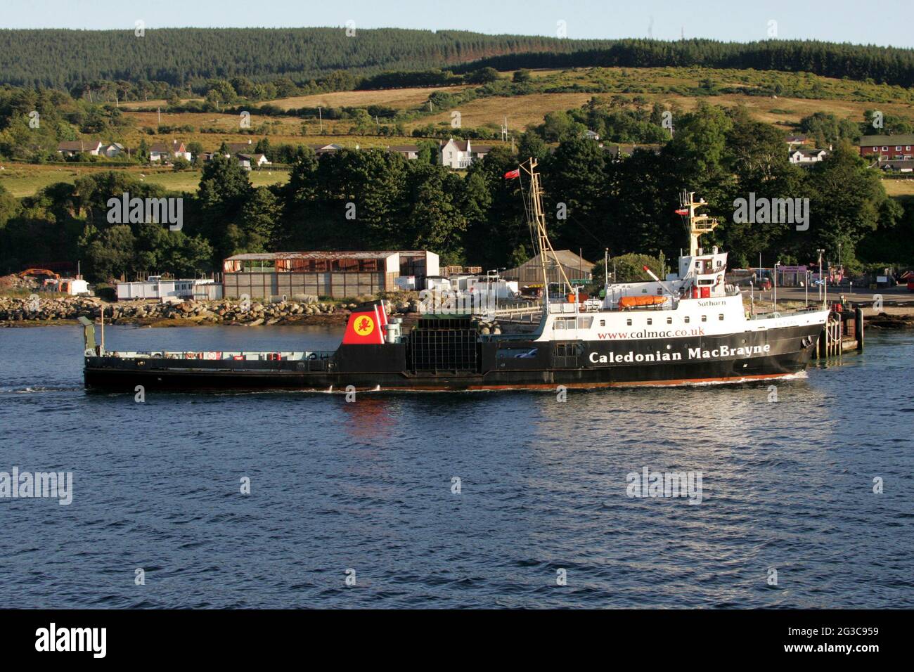 Caledonian MacBrayne, in der Regel kurz CalMac, ist der größte Betreiber von Passagier- und Fahrzeugfähren sowie Fährverbindungen zwischen dem schottischen Festland und 22 der wichtigsten Inseln an der Westküste Schottlands. Die MV Saturn apporaches Brodick auf der Isle of Arran, Schottland. Stockfoto