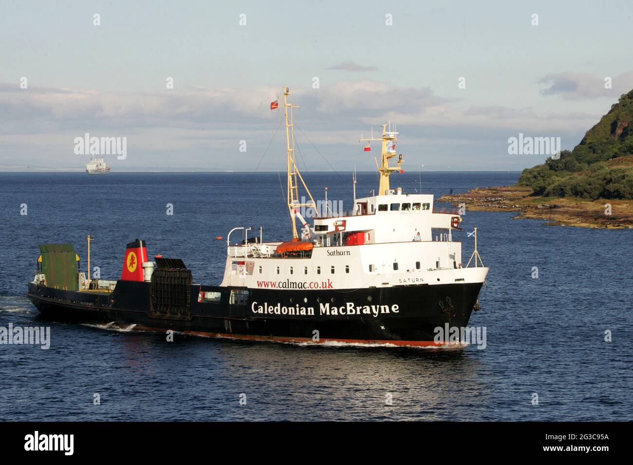 Caledonian MacBrayne, in der Regel kurz CalMac, ist der größte Betreiber von Passagier- und Fahrzeugfähren sowie Fährverbindungen zwischen dem schottischen Festland und 22 der wichtigsten Inseln an der Westküste Schottlands. Die MV Saturn apporaches Brodick auf der Isle of Arran, Schottland. Stockfoto