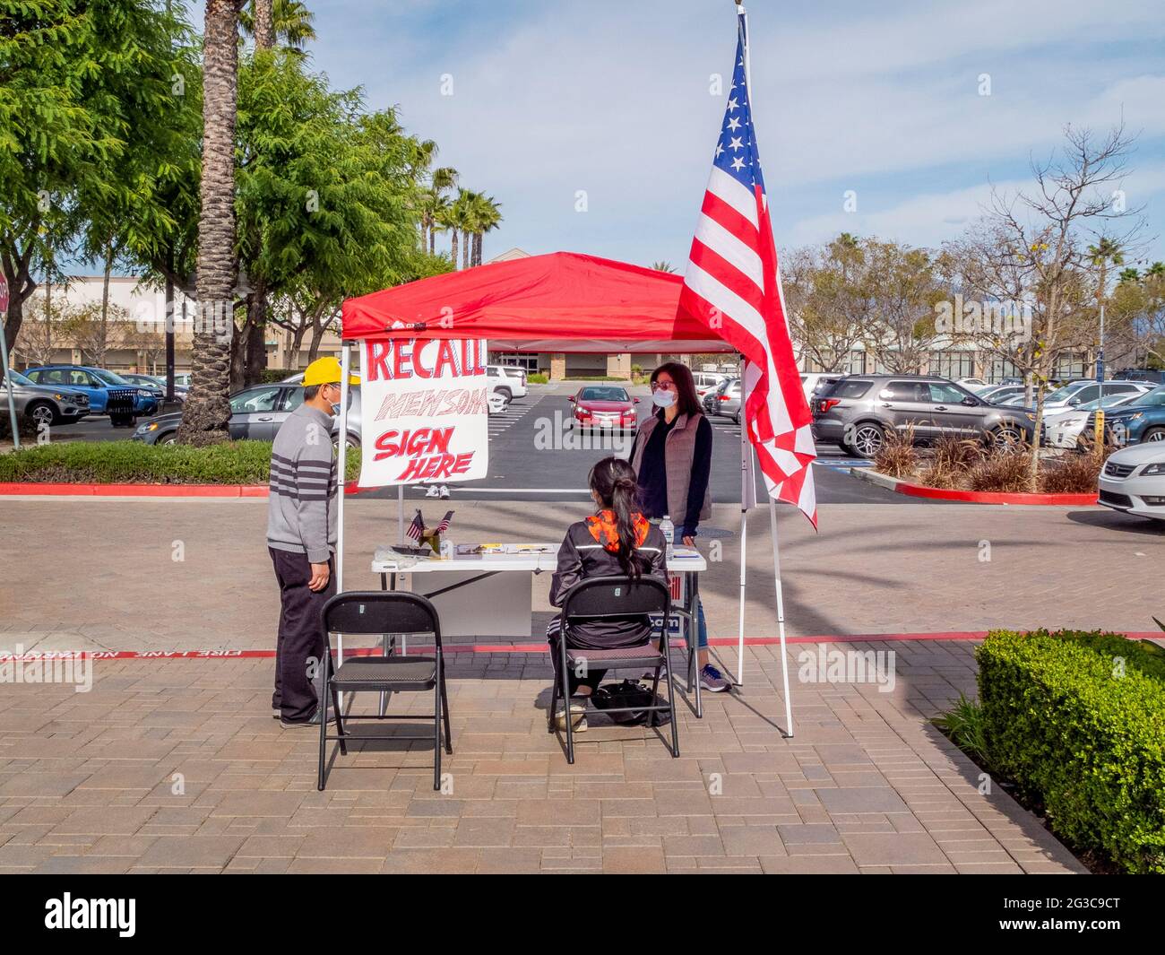 Weibliche Freiwillige sammeln auf dem Bürgersteig des einkaufszentrums Aliso Viejo, CA, Unterschriften für den Rückruf von California Governor Newsom Stockfoto