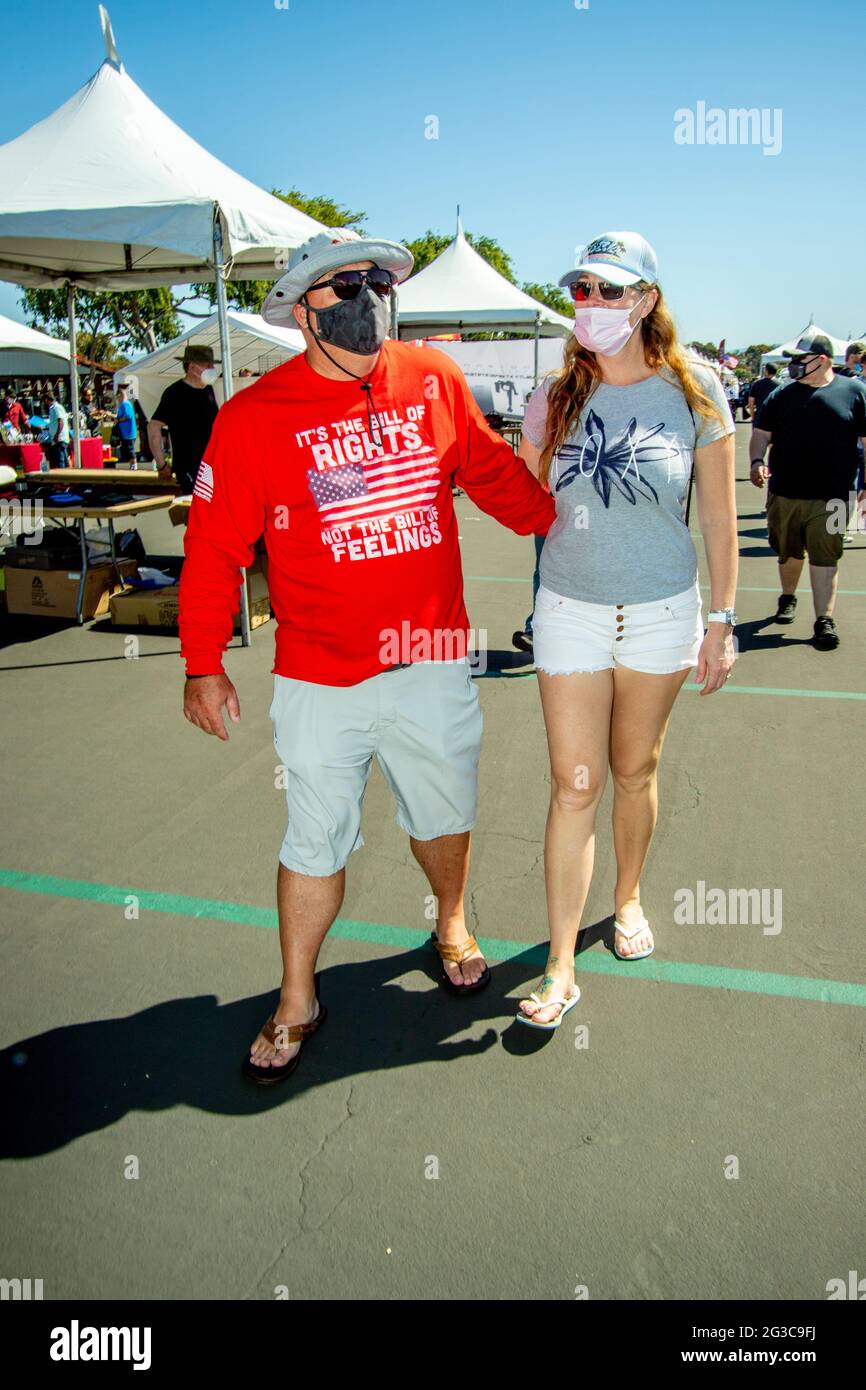 Das rote Sweatshirt eines Pistolenenthusiasten verkündet seinen Glauben an das Recht, Waffen auf einer Waffenmesse in Costa Mesa, CA, zu tragen. Beachten Sie Gesichtsmasken aufgrund von Coronavi Stockfoto