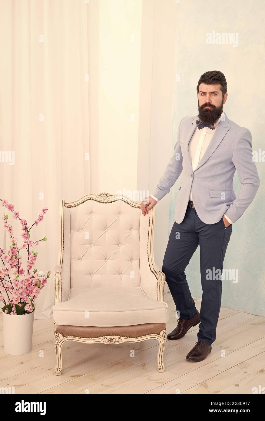 Gentleman elegant Mann tragen klassischen Anzug Fliege, Herrenmode  Boutique-Konzept Stockfotografie - Alamy