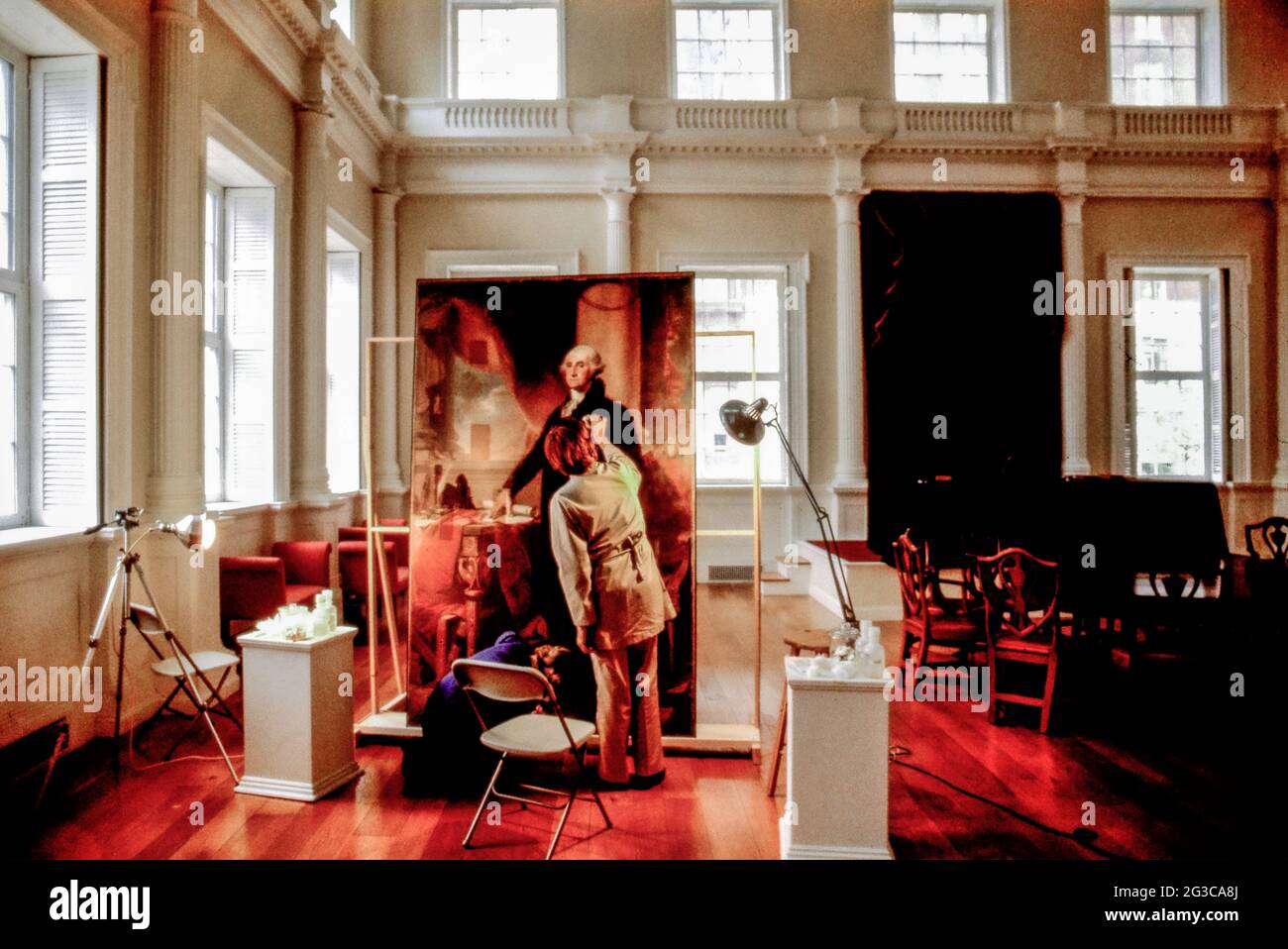 Ein Techniker stellt im Hartford-Athenaeum in Connecticut ein Porträt von George Washington des Malers Charles Wilson Peale wieder her. Stockfoto