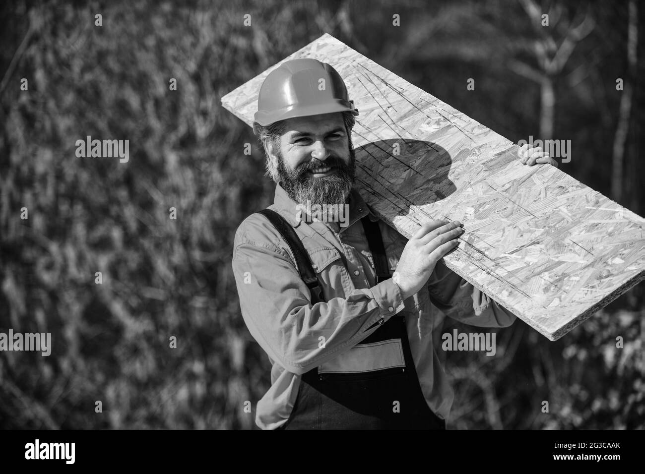 Holzwerkstoff. Faserplatten, die im Wohn- und Geschäftsbau verwendet werden. Gerüste einrichten. Provisorische Ausrüstung oder Strukturen montieren Stockfoto