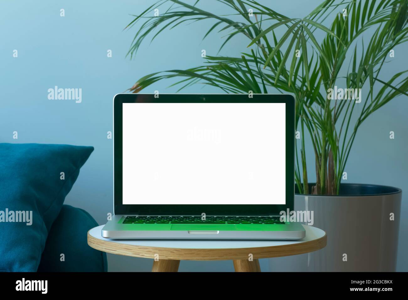 Leerer Laptop-Bildschirm. Arbeiten oder studieren Sie online von zu Hause an einem Schreibtisch und Laptop. Hochwertige Fotos Stockfoto