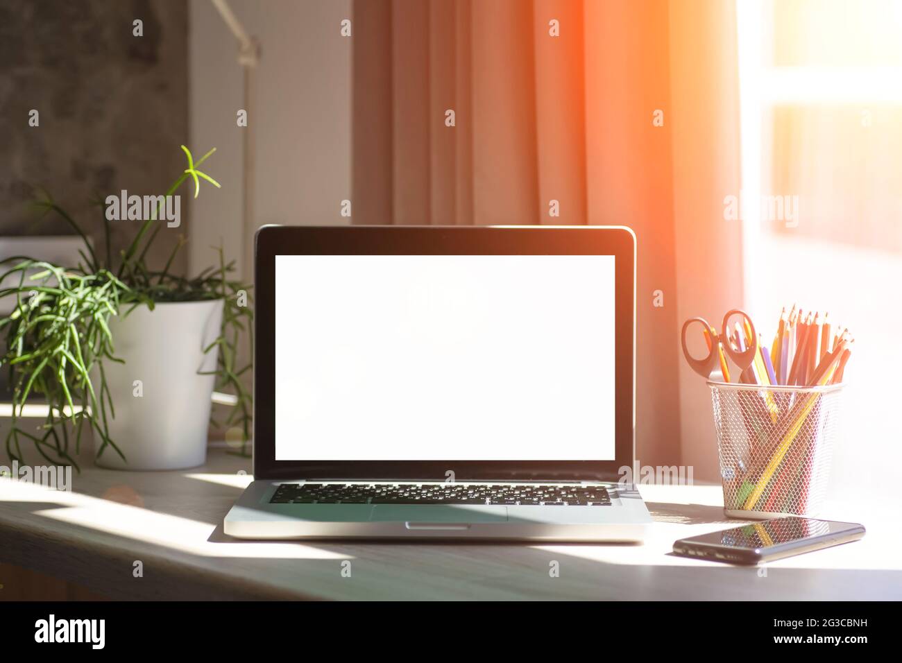 Leerer Laptop-Bildschirm. Arbeiten oder studieren Sie online von zu Hause an einem Schreibtisch und Laptop. Hochwertige Fotos Stockfoto