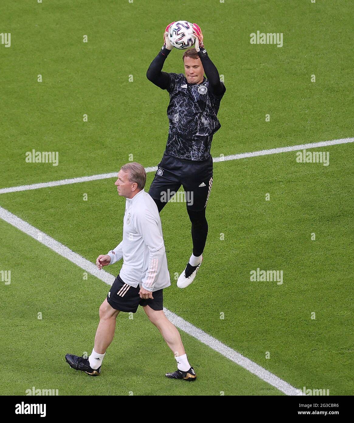 firo: 15.06.2021, Fuvuball, Fußball: EURO 2021, EM 2020, EURO 2020, Europameisterschaft 2020, Gruppenphase, Gruppe F, FRA, Frankreich - GER, Deutschland goalwart Manuel NEUER, GER beim Aufwärmen mit Torwart-Trainer Andreas KvñPKE Stockfoto