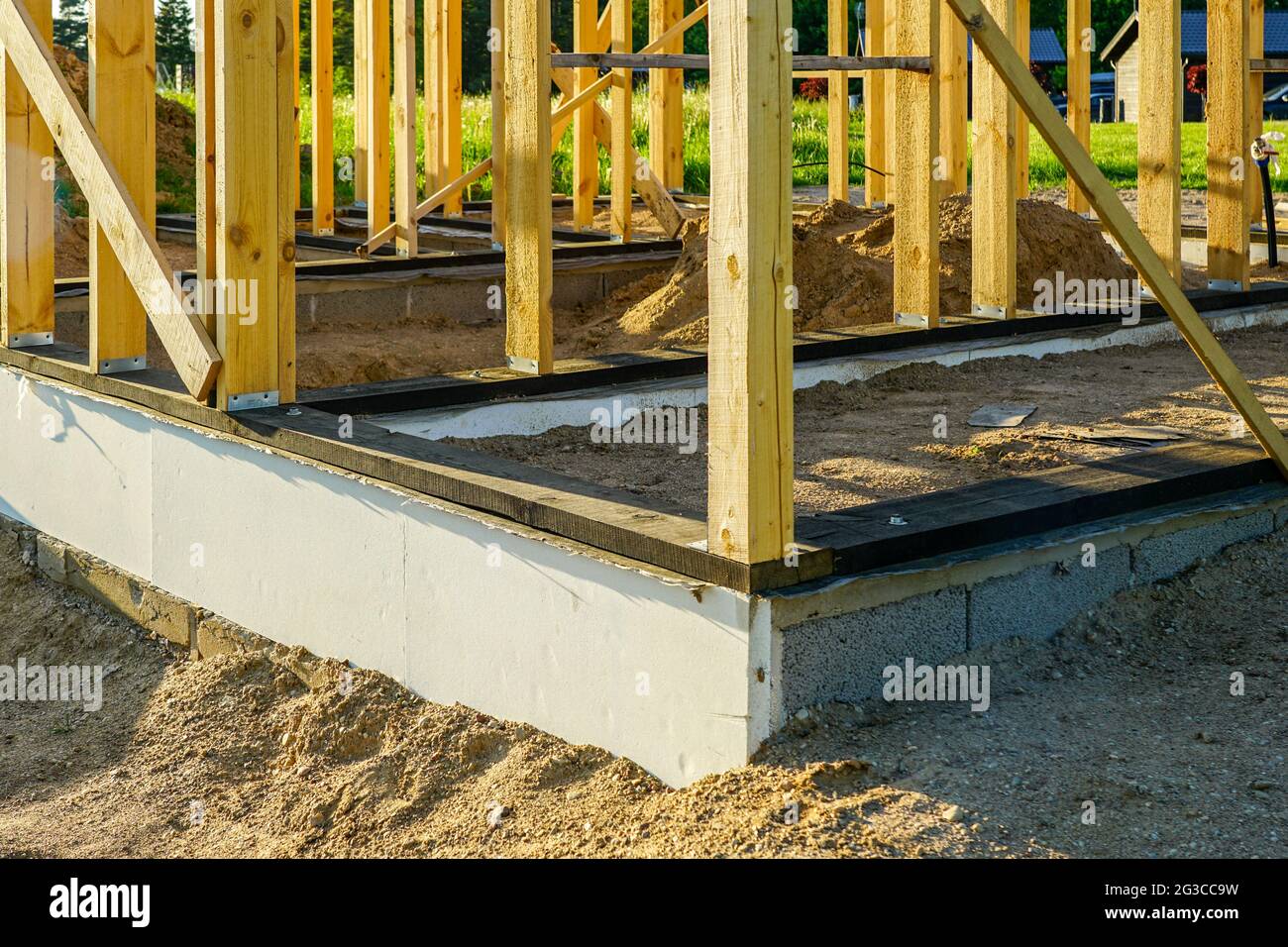 Einfache leichte Holzrahmen Gebäude Grundkonstruktion, Fundament Abdichtung Stockfoto