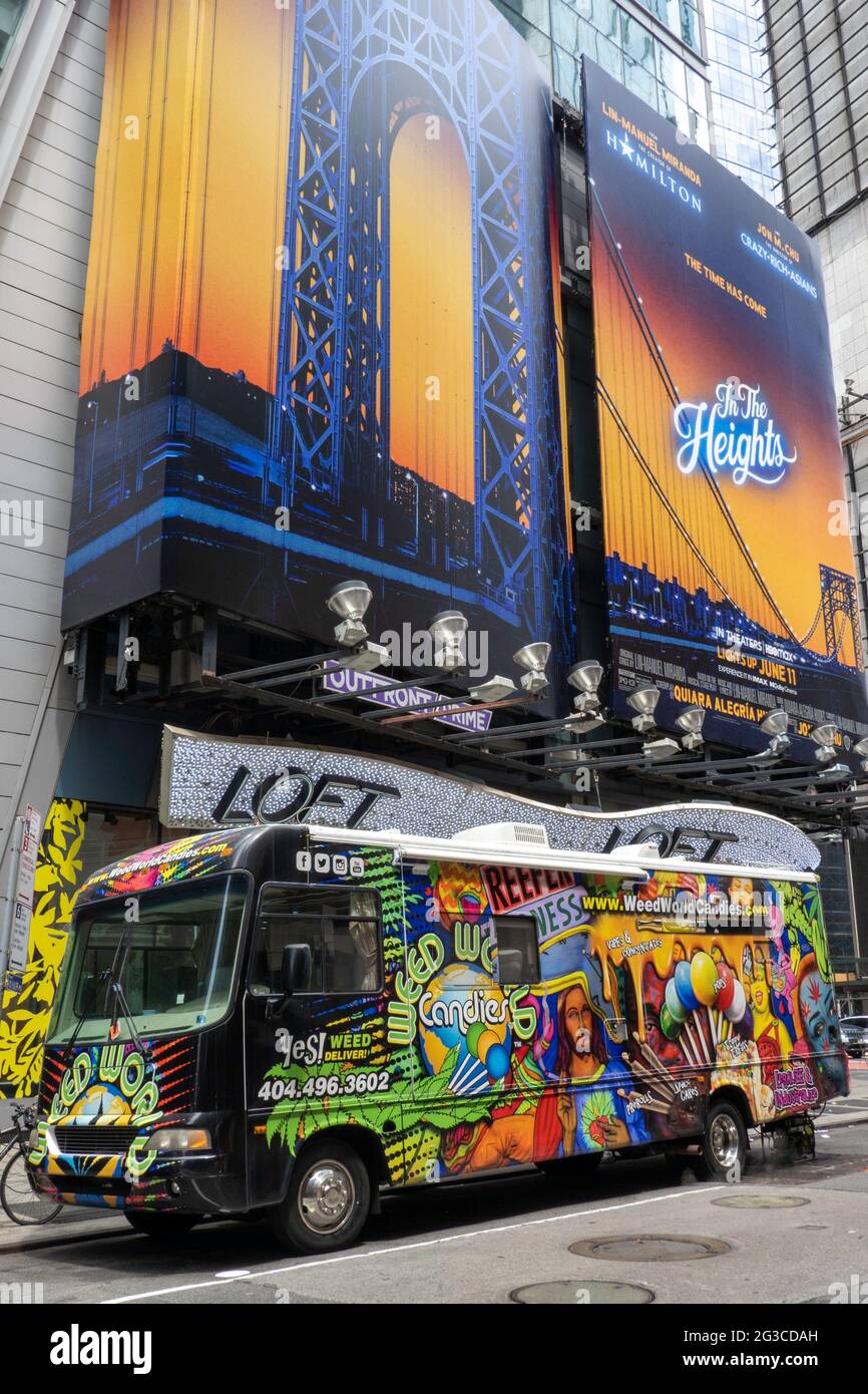 Bunt bemalte Weed World Wohnmobil geparkt am Times Square, NYC, USA Stockfoto