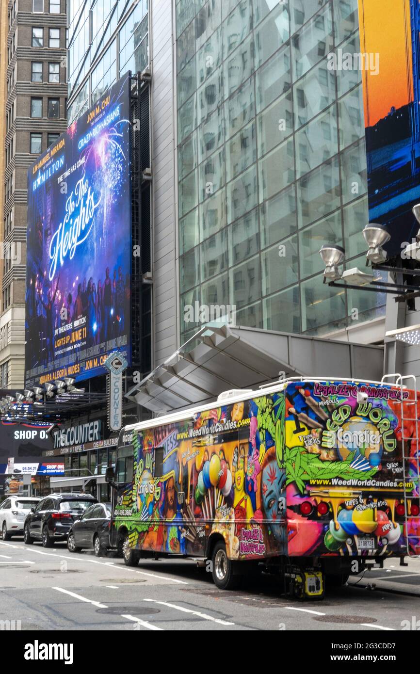 Bunt bemalte Weed World Wohnmobil geparkt am Times Square, NYC, USA Stockfoto