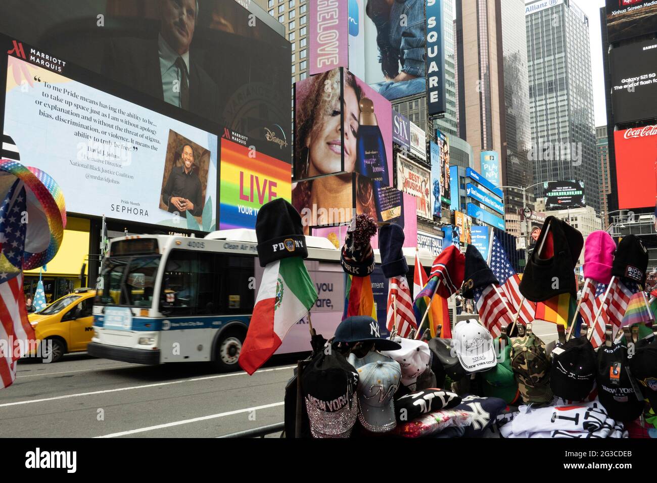 Souvenirstand am Times Square, NYC, USA Stockfoto