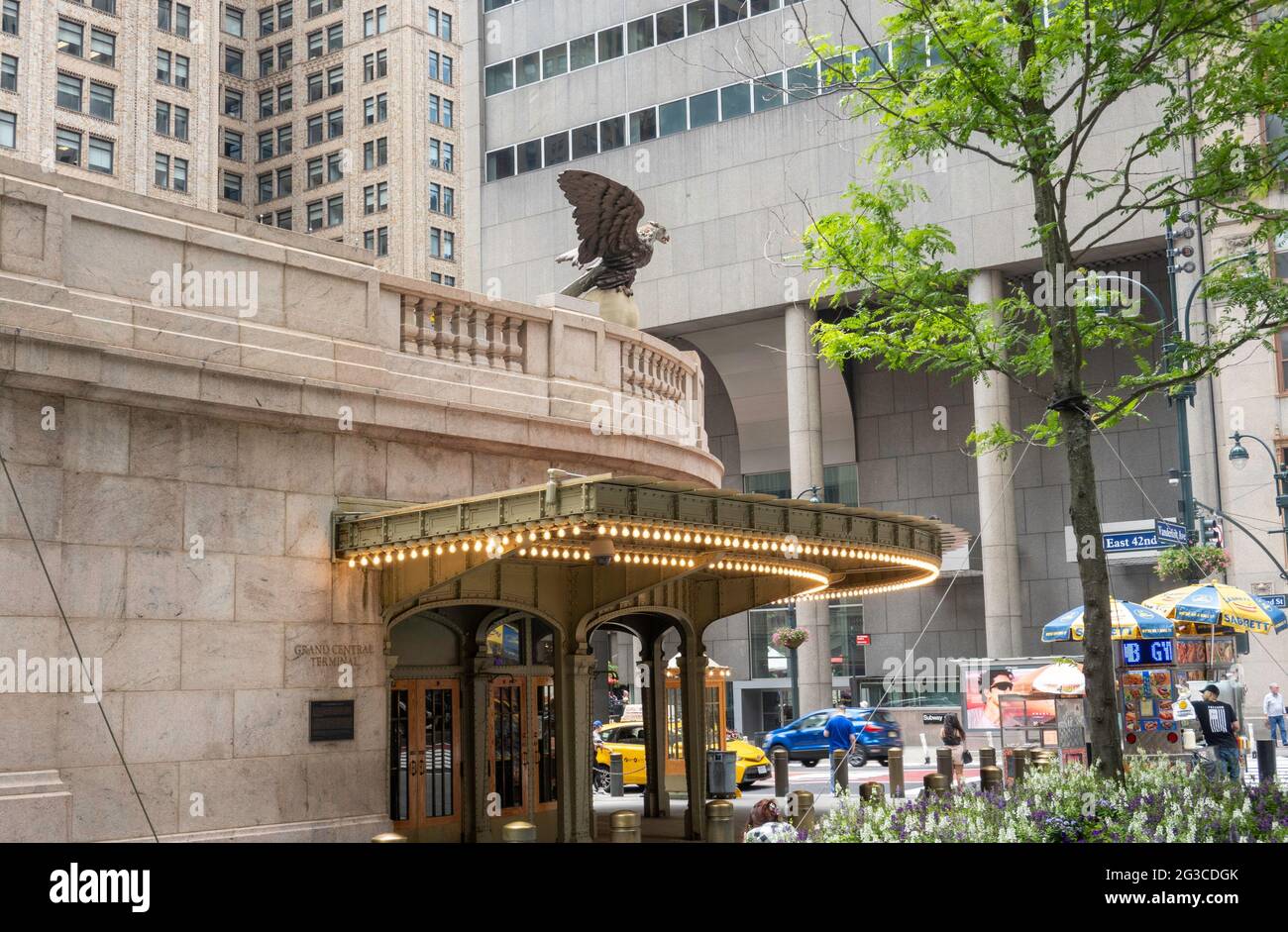 Die neu eröffnete fußgängerstraße trennt das Grand Central Terminal vom Supertall One Vanderbilt in New York City, USA Stockfoto