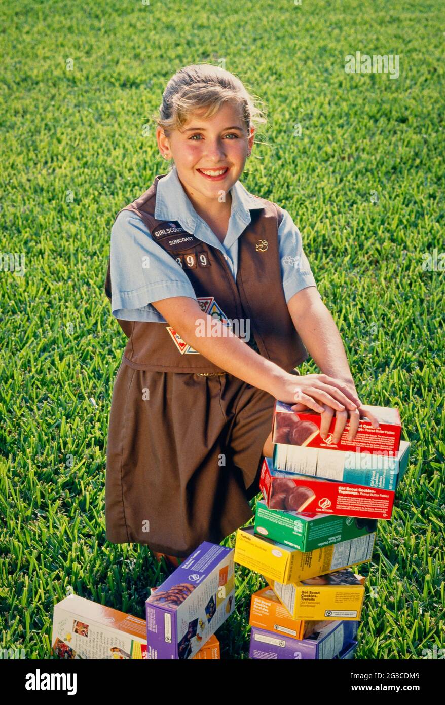 Lächelnd junges Mädchen verkaufen Girl Scout Cookies, USA Stockfoto