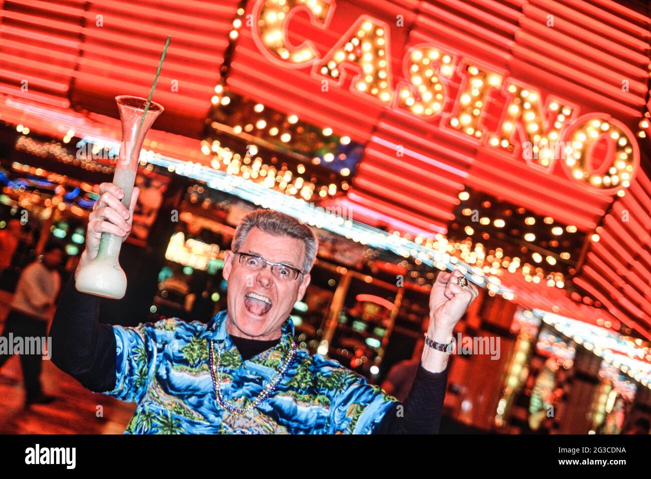 Reifer Tourist posiert vor einem Casino-Schild in Las Vegas, Nevada, USA Stockfoto