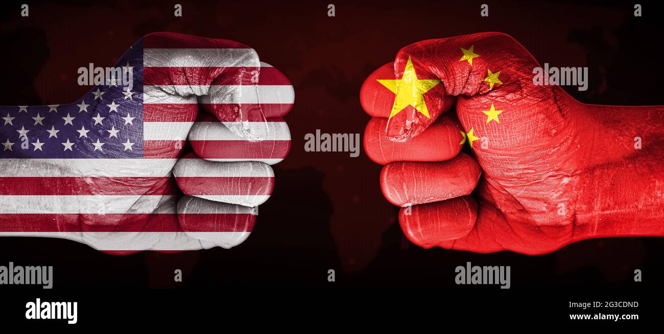 Flagge der Vereinigten Staaten gegen China, gemalt auf einer Faust, die aufeinander zeigt. Hintergrund moderner Business- und politischer Konflikte Stockfoto