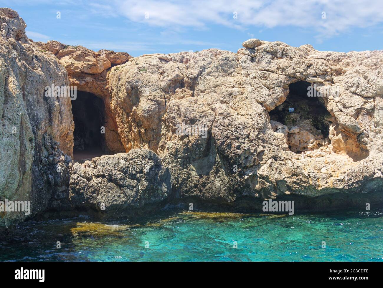 Piratenhöhlen, makelloses Wasser, türkisfarbenes Meer und Felsen in der Nähe von Protaras. Zypern. Stockfoto