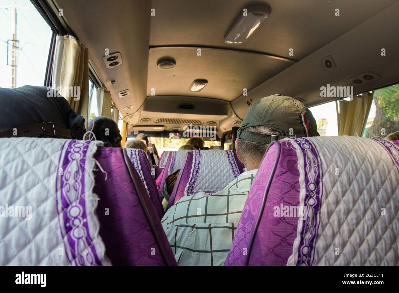 Passagiere, die im Minibus sitzen, Blick vom Rücksitz Stockfoto