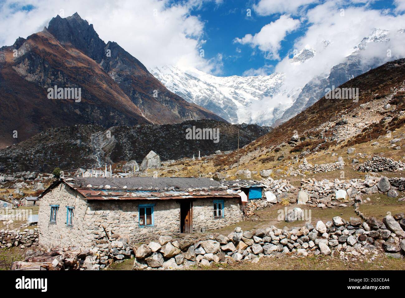 Nepalesisches Gebäude im Langtang-Tal und Langtang-Gipfel Stockfoto