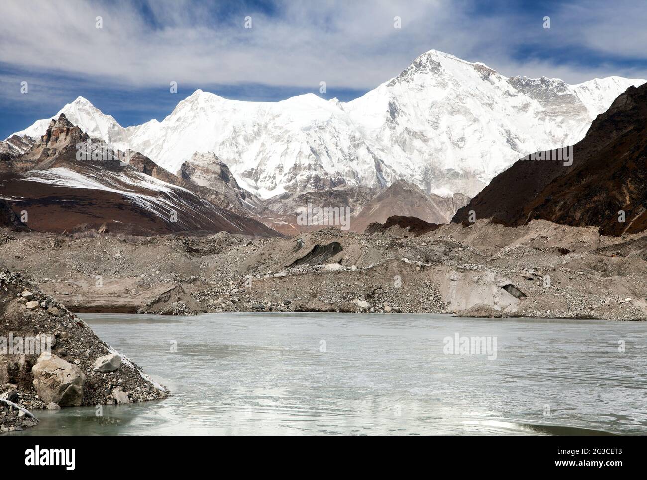 Blick auf den Berg Cho Oyu und den See auf dem Ngozumba Gletscher in der Nähe des Dorfes Gokyo - Gokyo Trek, Trek zum Cho Oyu Basislager und drei Pässe Trek, Gokyo Tal, Sag Stockfoto