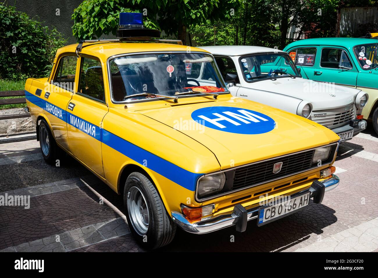 Moskvitch AZLK 2140 Bulgarischer Polizeiwagen aus der sozialistischen Ära der 80er Jahre, ausgestellt während der jährlichen Retro-Automobilparade in Bulgarien ab Mai 2021 Stockfoto