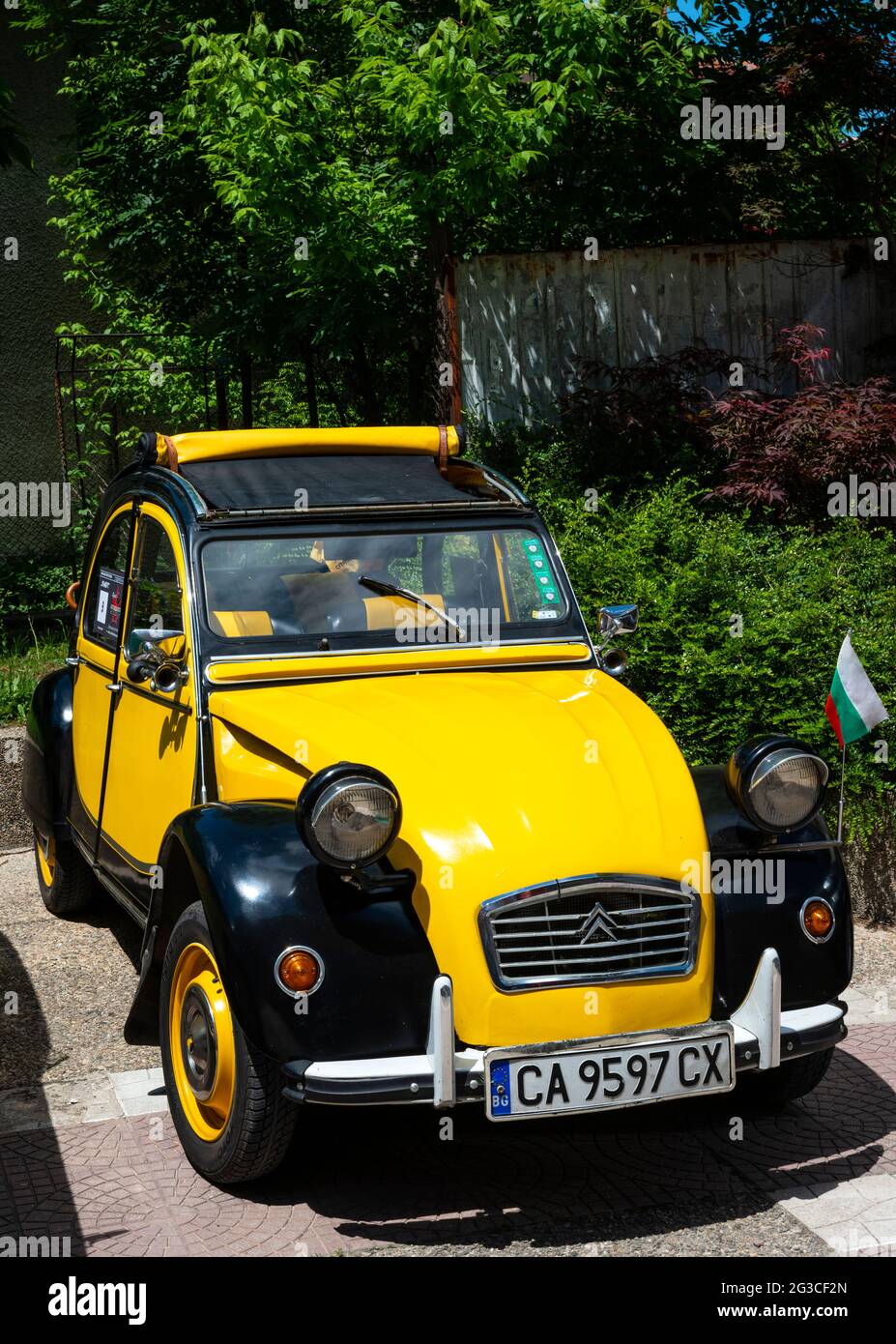 Gelb und schwarz 1982 Citroën 2CV Auto in gutem Zustand während der jährlichen Retro Auto Parade in Bulgarien ab Mai 2021 Stockfoto