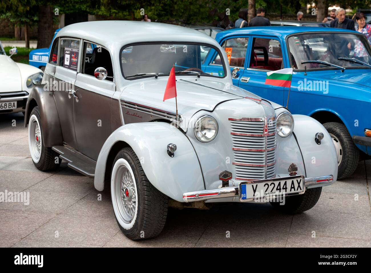 1951 MOSKVITCH 400-420 Limousine in gutem Zustand während der jährlichen Fahrt mit den Autos des Sozialismus in Bulgarien. Ungewöhnliches sowjetisches Fahrzeug auf Basis des Opel Kadett Stockfoto