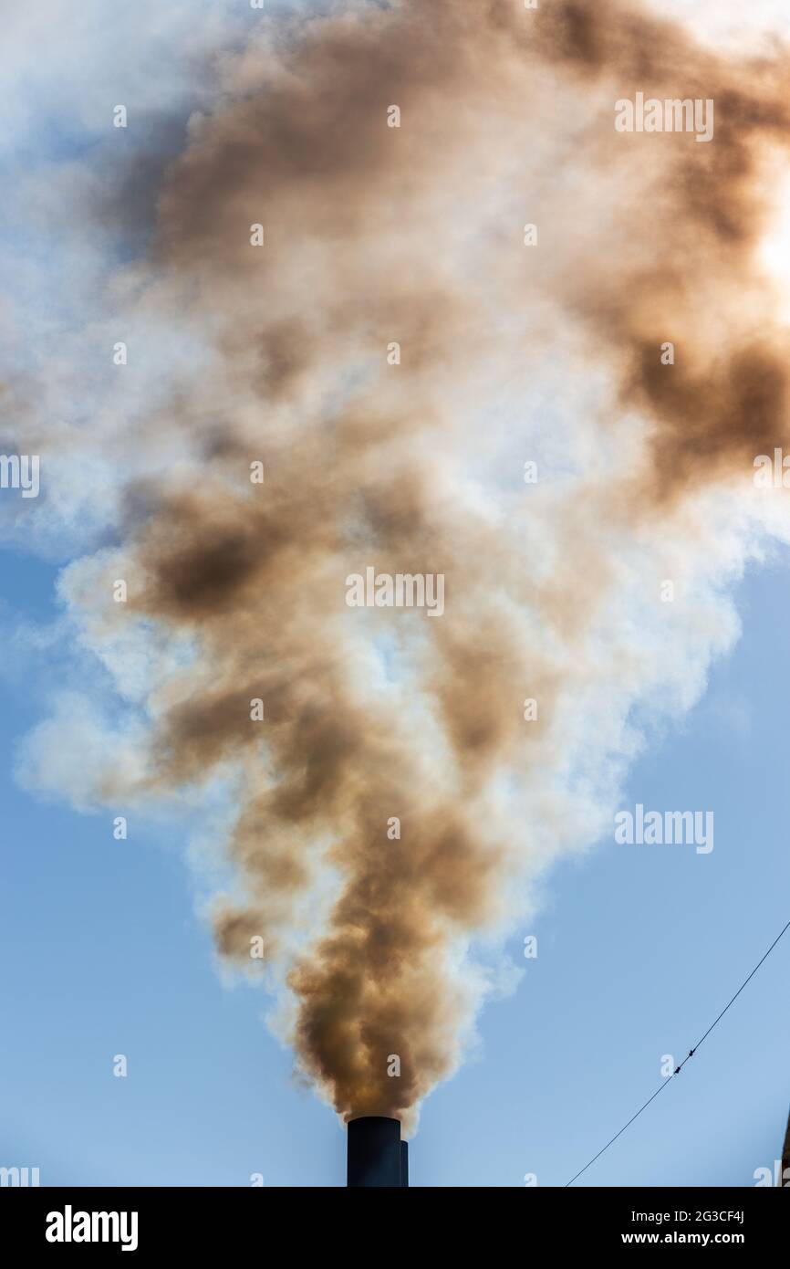 Hintergrundbeleuchteter Rauch von einer ausfahrenden Fähre. Ajacio, Korsika, Frankreich Stockfoto