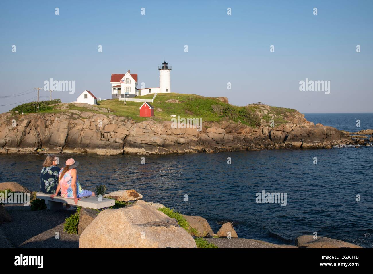 Zwei Frauen genießen einen Abend im Nubble Light in Cape Neddick (York), Maine, USA Stockfoto