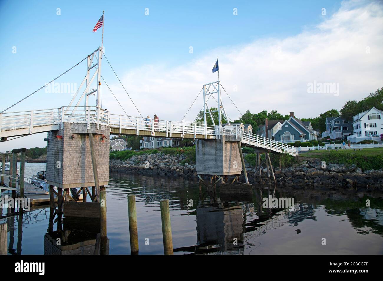 Die Fußgängerbrücke in Perkins Cove, Ogunquit, Maine, USA. Stockfoto