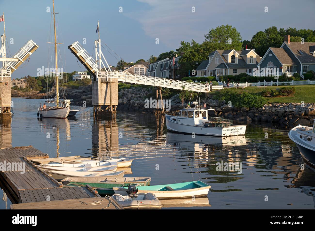 Die Fußgängerbrücke ist geöffnet, damit ein Segelboot in Perkins Cove, Ogunquit, Maine, USA, vorbeifahren kann. Stockfoto