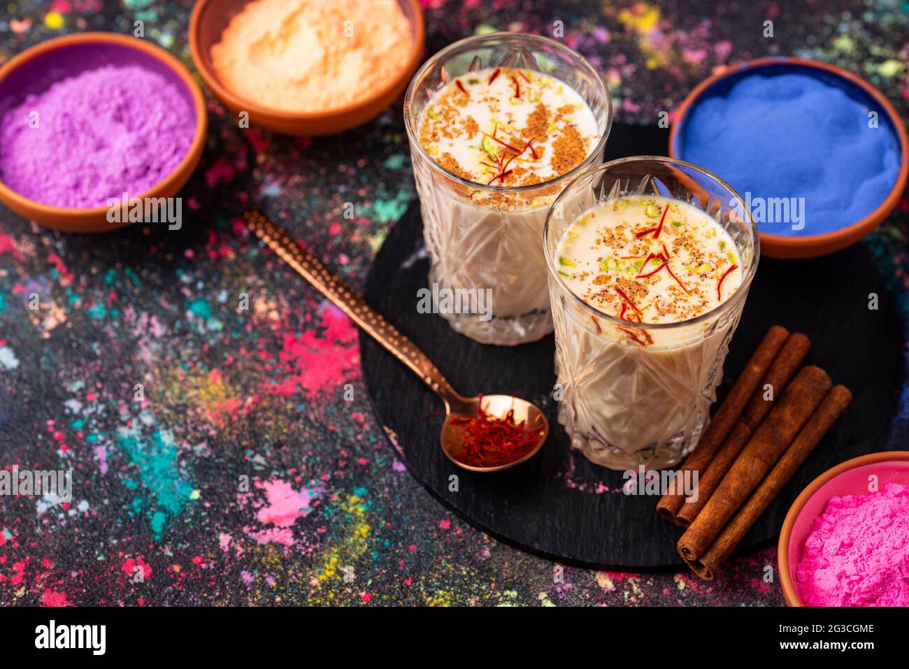 Traditionelles indisches Getränk Thandai mit Safran Stockfoto