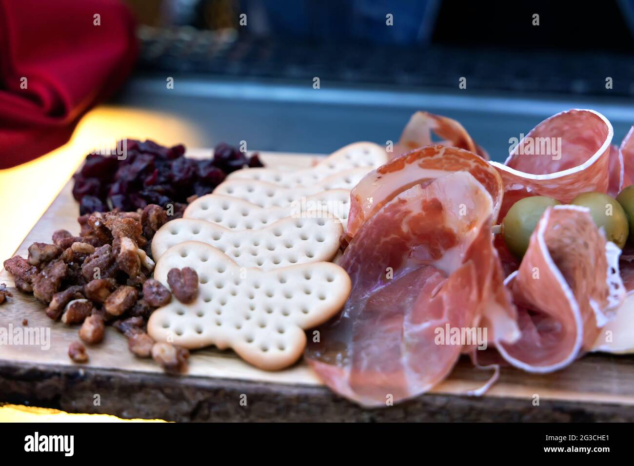 Schinken, Nüsse und Rosinen auf einer Wurstplatte Stockfoto