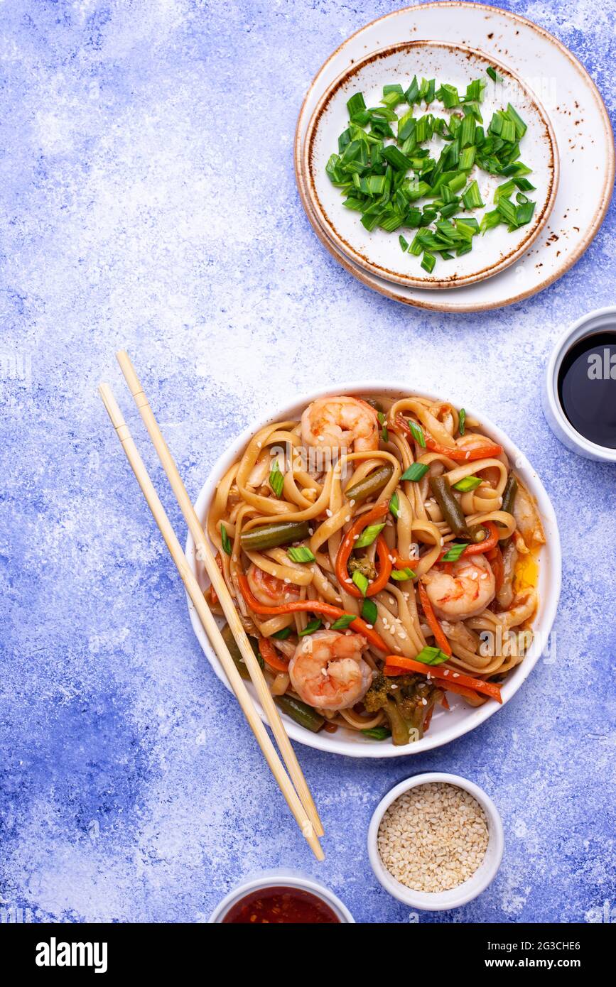 Wok mit Garnelen und Gemüse Stockfoto