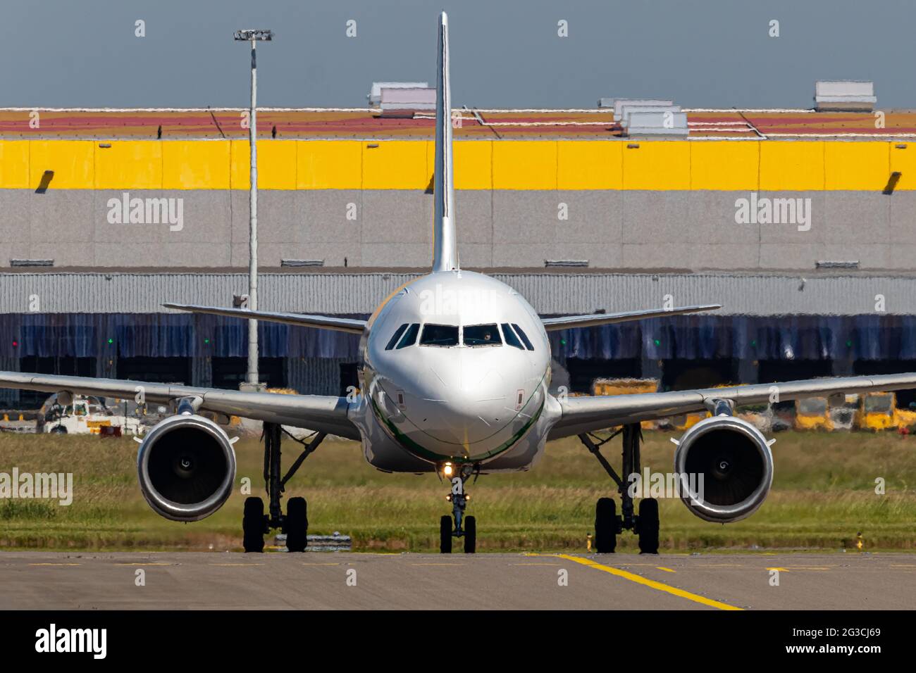 Vorderansicht eines Verkehrsflugzeugs Stockfoto