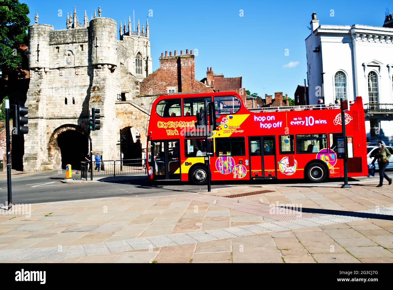 Bootham Bar und Sightseeing-Bus, York, England, Juni 2021 Stockfoto