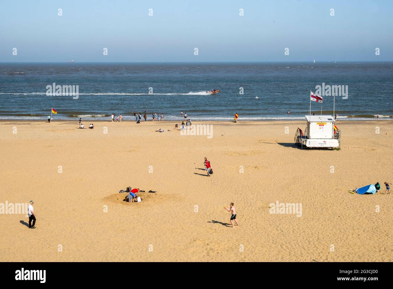 Frühlingsurlaub am Meer am Strand von Lowestoft, Suffolk. Stockfoto