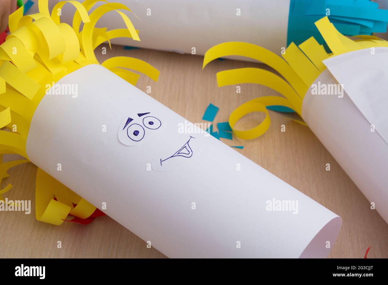 Kreativität Papier handgemacht für Kinder. Lustige Gesichter auf Röhren mit bunten Haaren Stockfoto