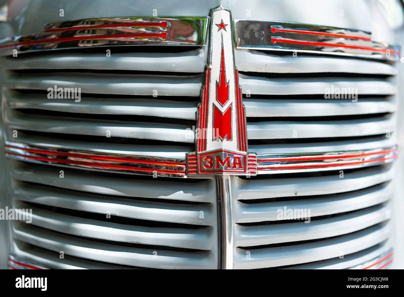 Rotes ZMA-Emblem und Logo auf dem Frontkühler einer 1951 MOSKVITCH 400-420 Limousine. Stockfoto