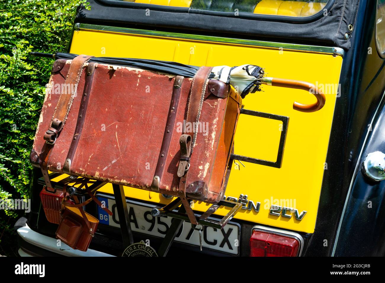 Vintage Koffer als Gepäck auf der Rückseite von gelb und schwarz 1982 Citroën 2CV während der jährlichen Retro Auto Parade in Bulgarien ab Mai 2021 Stockfoto