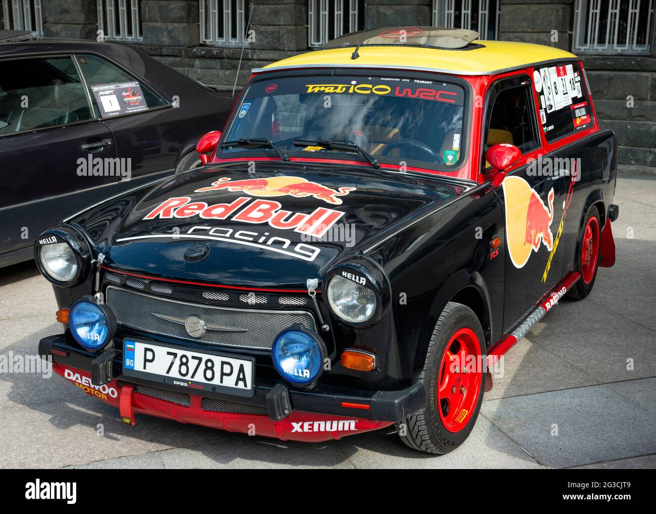 Der individuelle deutsche Oldtimer Trabant wurde zum Rennwagen, der ab Mai 2021 bei der jährlichen Parade der Retro-Autos in Bulgarien ausgestellt wurde Stockfoto