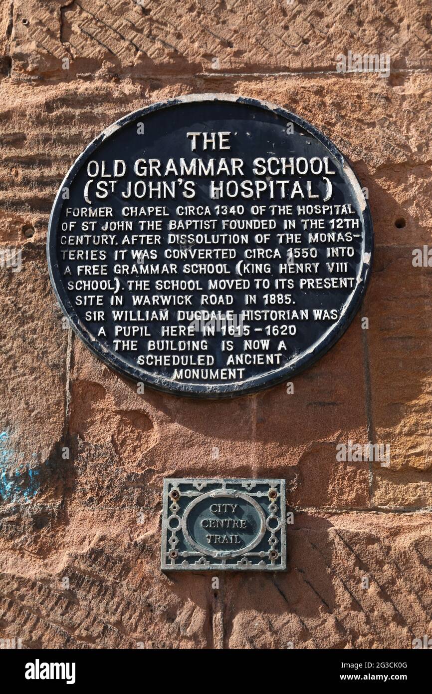 Eine Plakette auf dem City Centre Trail an der Warwick Road in Coventry an der Old Grammar School, ehemals eine Kapelle des Krankenhauses des St. John's Hospital, Großbritannien Stockfoto