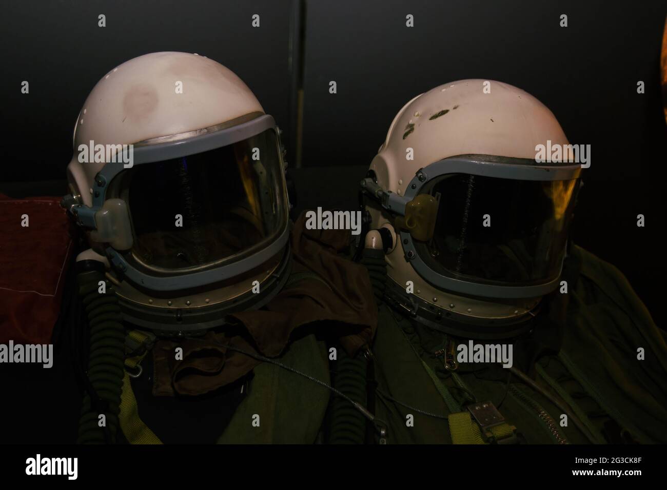 Alte grüne Astronauten-Anzüge mit weißen Helmen. Stockfoto