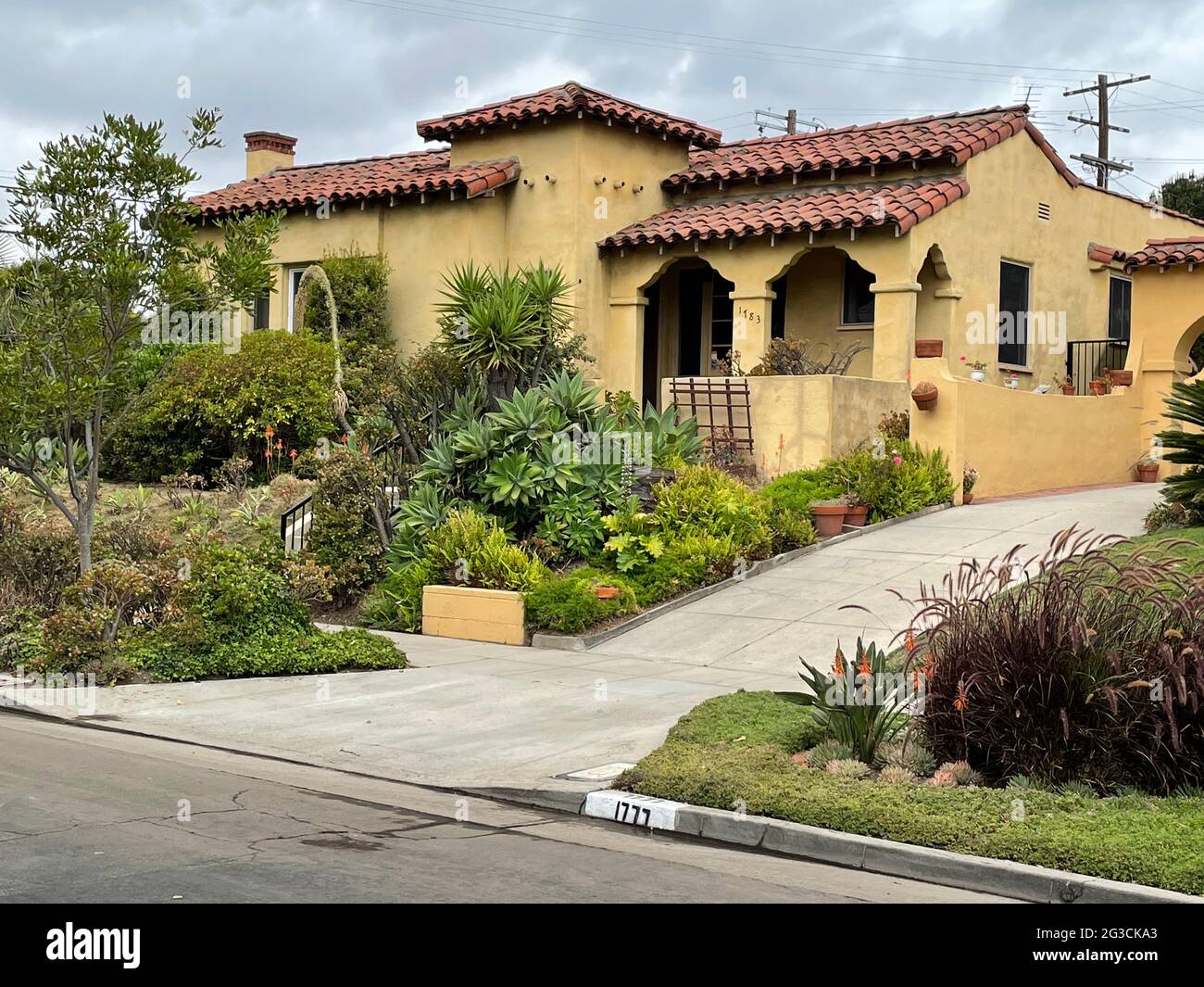 Typisches Haus im spanischen Stil mit Landschaftsgestaltung in Los Angeles, CA Stockfoto