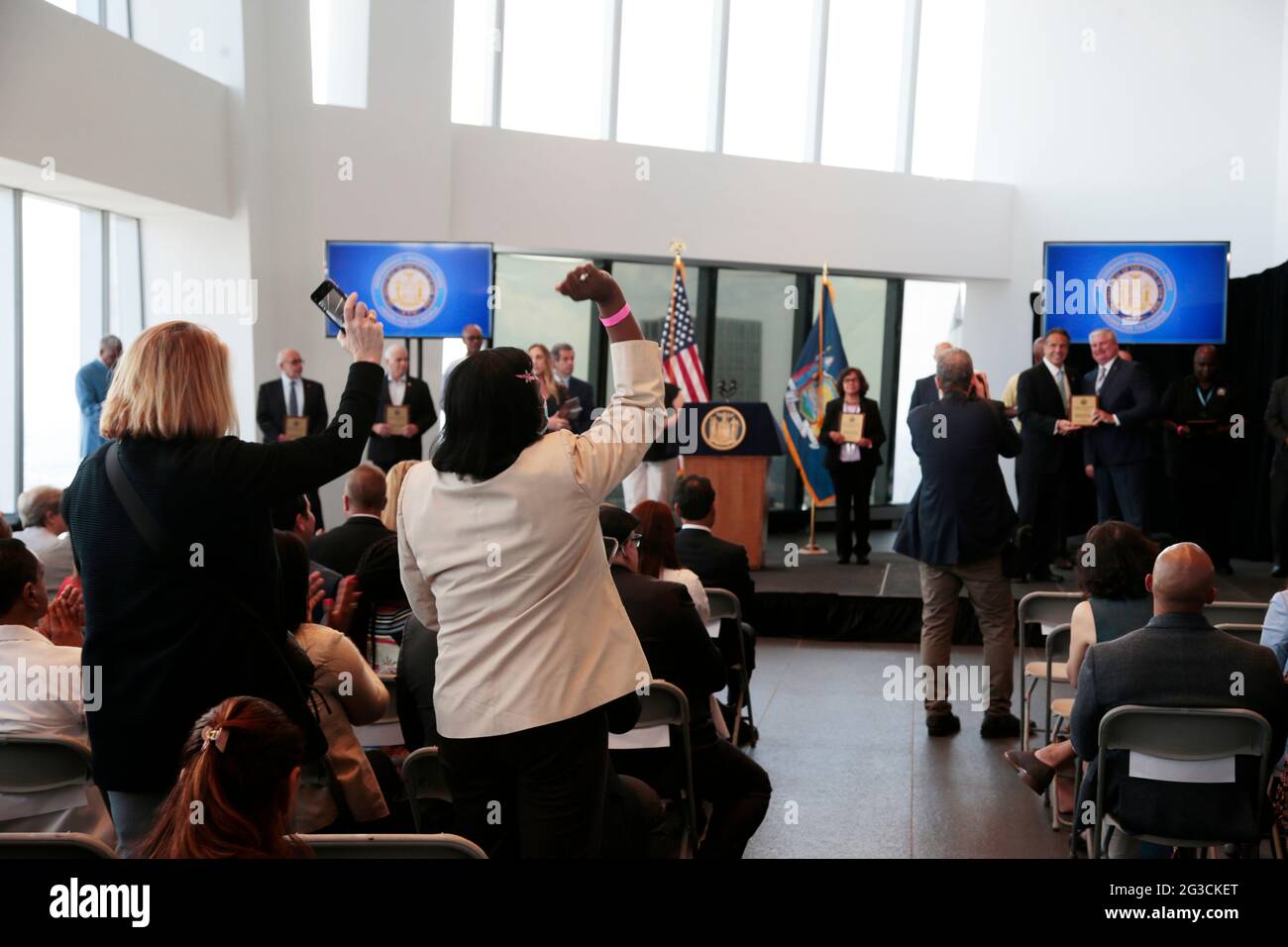 New York, NY, USA. Juni 2021. Andrew Cuomo, Gouverneur des Bundesstaates New York, kündigt die Aufhebung der meisten COVID-19-Beschränkungen im Bundesstaat New York an, die sofort und wirksam Signale an die Welt senden, die wieder zurück und bereit ist für Geschäfte. Wesentliche Arbeitnehmer wurden ausgezeichnet und anerkannt für all ihre Arbeit, die den Staat New York voranbringen wird. Am 15. Juni 2021 fand im 64. Stock des One World Trade Center eine Pressekonferenz statt. Quelle: Mpi43/Media Punch/Alamy Live News Stockfoto