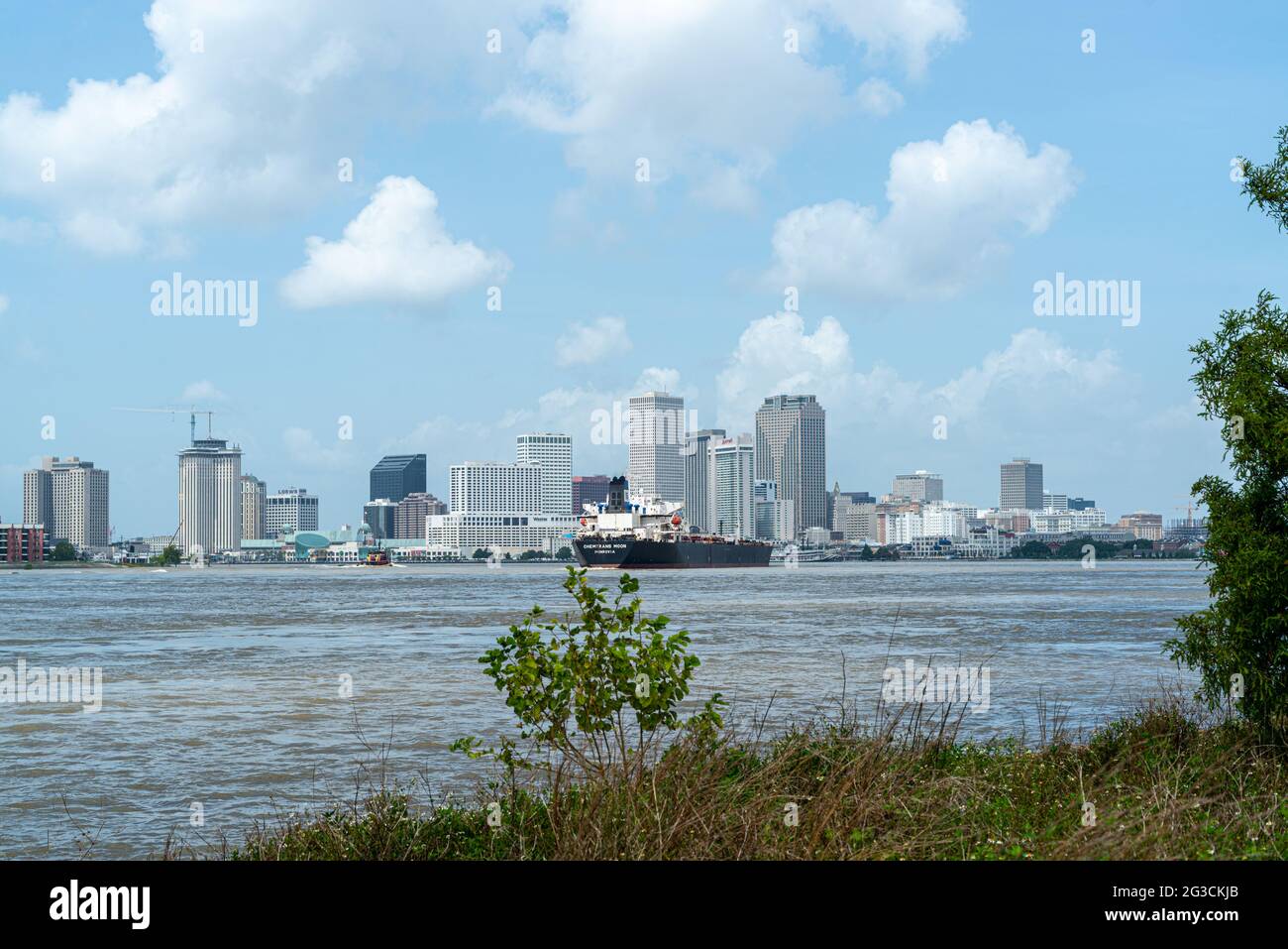 NEW ORLEANS, LA, USA - 22. JUNI 2019: Skyline der Stadt New Orleans vom Ufer des Mississippi River Stockfoto