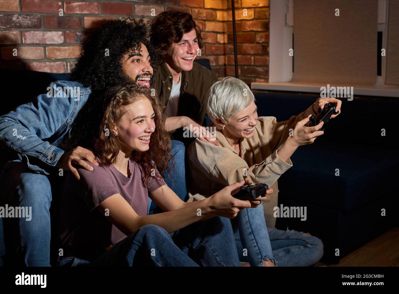 Studenten genießen, im Video zu spielen gam.friends haben Spaß während des Spiels , aufgeregt Millennial verschiedene amerikanische Freunde haben Spaß mit Joysticks im Leben Stockfoto